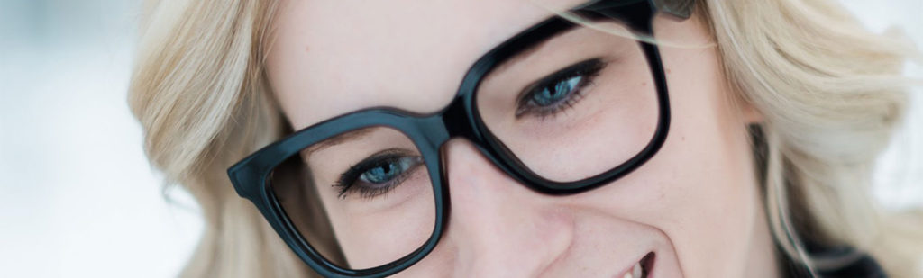 girl-with-black-frame