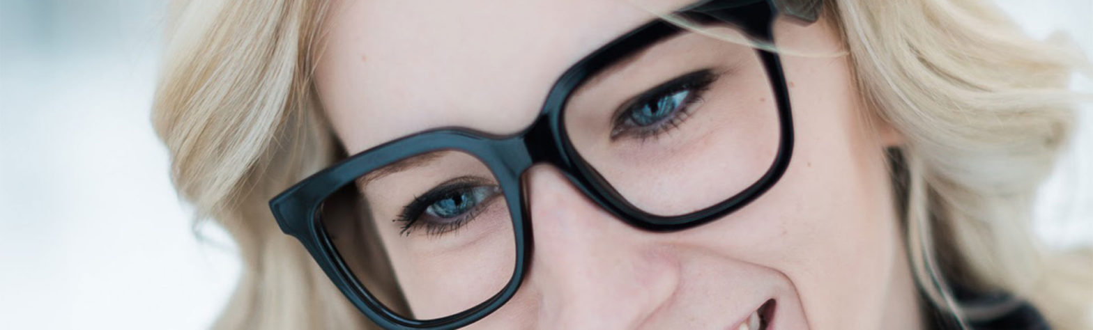 girl-with-black-frame